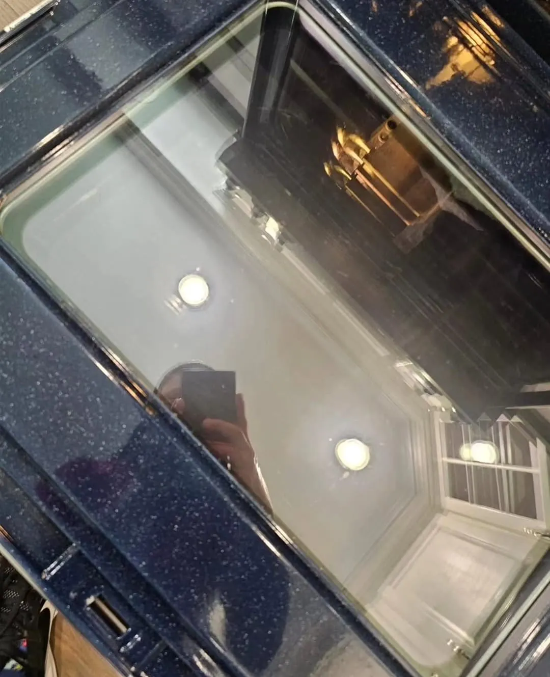 The glass of the oven door, clean